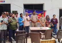 મહેસાણા: એ-ડિવિઝન પોલીસે ‘તેરા તુજકો અર્પણ’ કાર્યક્રમ હેઠળ રૂ. 3.20 લાખના 19 ગુમ થયેલા મોબાઈલ મૂળ માલિકોને પરત કર્યા